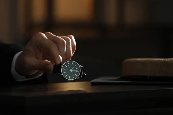 Hombre Poniendo Reloj Pulsera Lujo Mesa Primer Plano Espacio Para — Foto de Stock