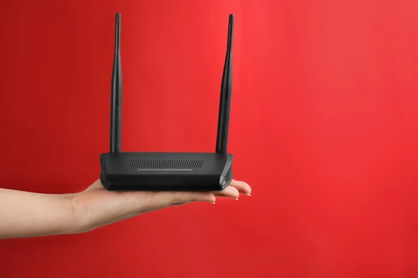 Kvinna Med Modern Router Röd Bakgrund Närbild Plats För Text — Stockfoto