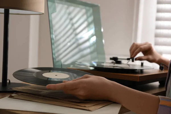 Mujer Joven Usando Tocadiscos Casa Primer Plano — Foto de Stock