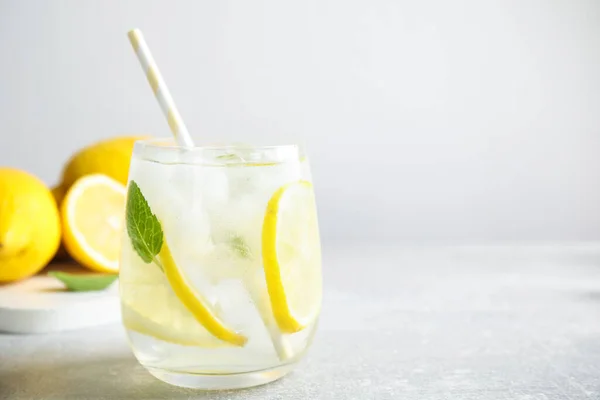 Glas Kalte Limonade Auf Hellgrauem Tisch Nahaufnahme Raum Für Text — Stockfoto