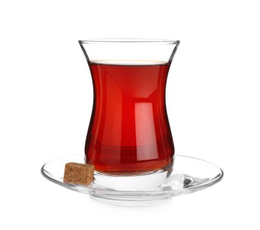 Beyaz üzerine izole edilmiş geleneksel Türk çayı.