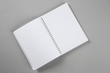Gri arkaplanda boş bir defter aç, üstten bak. Tasarım için model