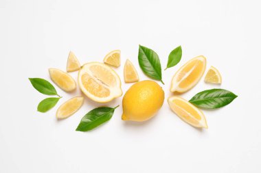 Beyaz arka planda yaprakları olan limonlar, üst görünüm