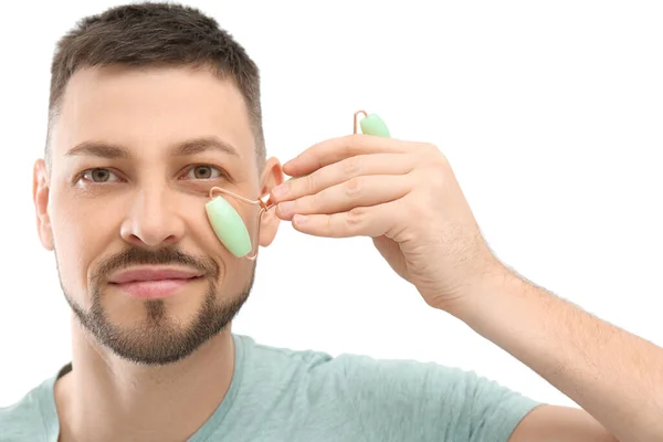 Homem Usando Rolo Facial Nefrite Fundo Branco — Fotografia de Stock