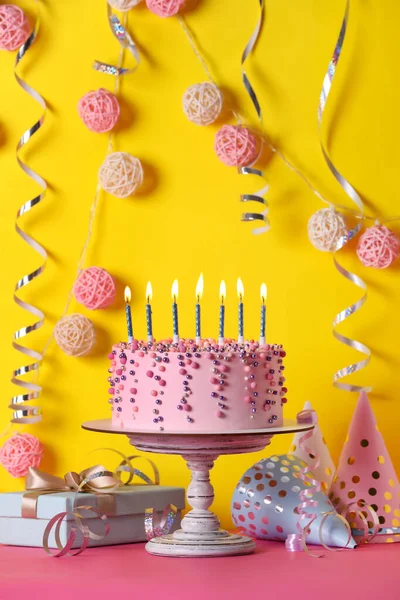 Deliziosa Torta Compleanno Decorazione Del Partito Tavolo Rosa Contro Sfondo — Foto Stock