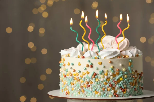 Hermoso Pastel Cumpleaños Con Velas Encendidas Pie Contra Las Luces — Foto de Stock