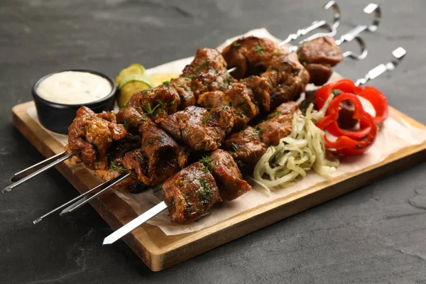 Brochetas Metal Con Deliciosas Carnes Verduras Servidas Sobre Mesa Negra — Foto de Stock