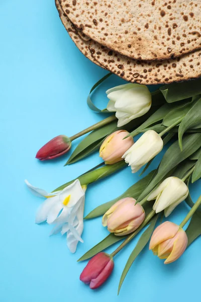 Tasty Matzos Fresh Tulips Light Blue Background Flat Lay Passover — Stock Photo, Image