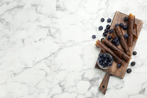 Läckra Frukt Läderrullar Och Blåbär Vit Marmor Bord Platt Låg — Stockfoto