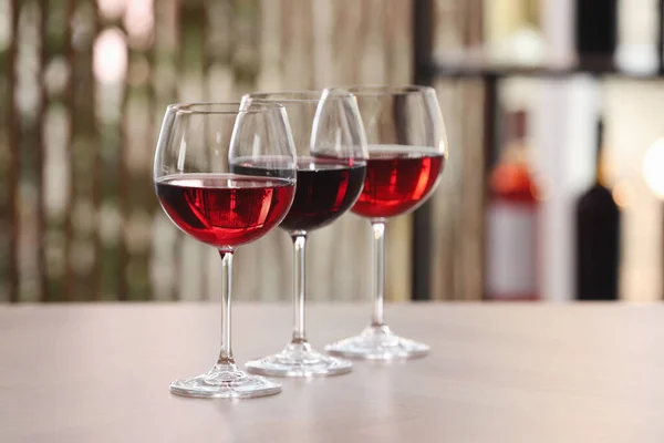Diferentes Tipos Vinho Copos Mesa Dentro Casa — Fotografia de Stock