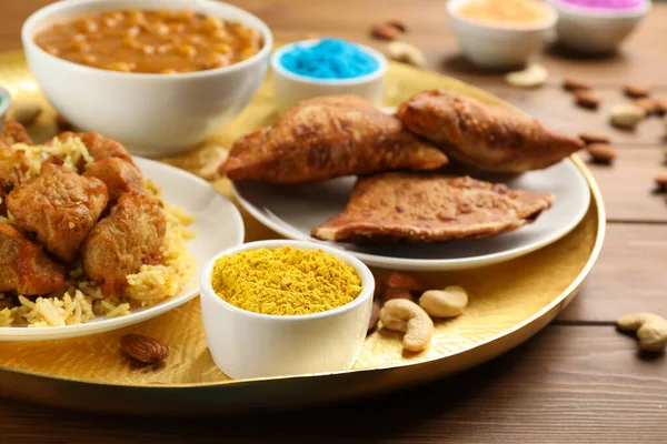 Παραδοσιακό Ινδικό Φαγητό Και Σκόνη Χρώματος Ξύλινο Τραπέζι Closeup Γιορτή — Φωτογραφία Αρχείου