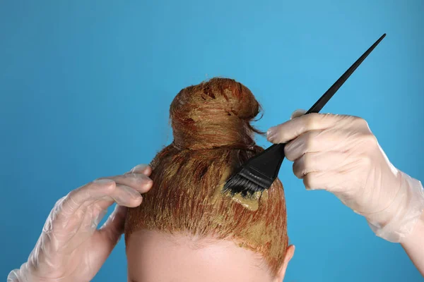 Young Woman Dyeing Her Hair Henna Light Blue Background Closeup — Stock Photo, Image