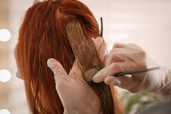 Professional Hairdresser Dyeing Woman Hair Henna Blurred Background Closeup — Stock Photo, Image