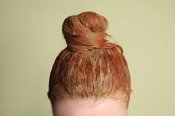 Jovem Mulher Tingindo Seu Cabelo Com Henna Fundo Verde Claro — Fotografia de Stock