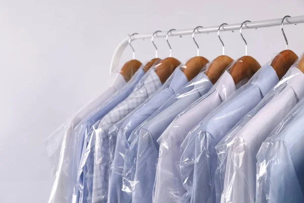 Cabides Com Camisas Sacos Plástico Limpeza Seco Rack Contra Fundo — Fotografia de Stock