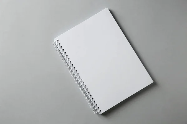 Cuaderno Blanco Sobre Fondo Gris Vista Superior Burla Para Diseño —  Fotos de Stock