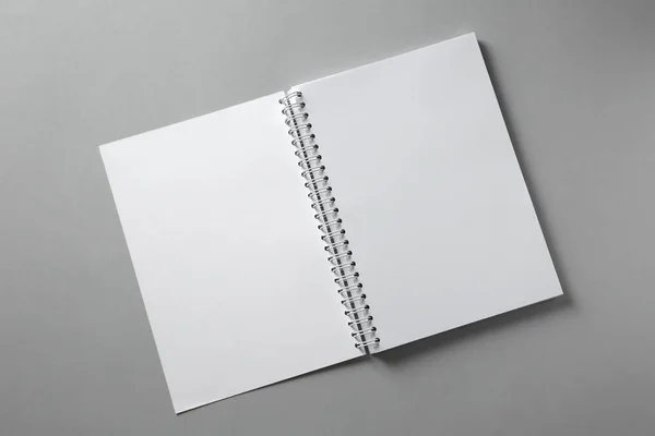 グレーの背景に空白のノートブック トップビューを開きます デザインのためのモックアップ — ストック写真