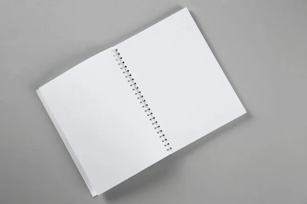 Abra Cuaderno Blanco Sobre Fondo Gris Vista Superior Burla Para —  Fotos de Stock