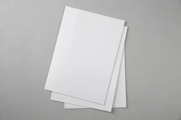 Folletos Blanco Sobre Fondo Gris Vista Superior Burla Para Diseño — Foto de Stock