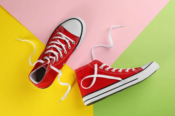 Ζεύγος Trendy Sneakers Φόντο Χρώμα Επίπεδο Lay — Φωτογραφία Αρχείου