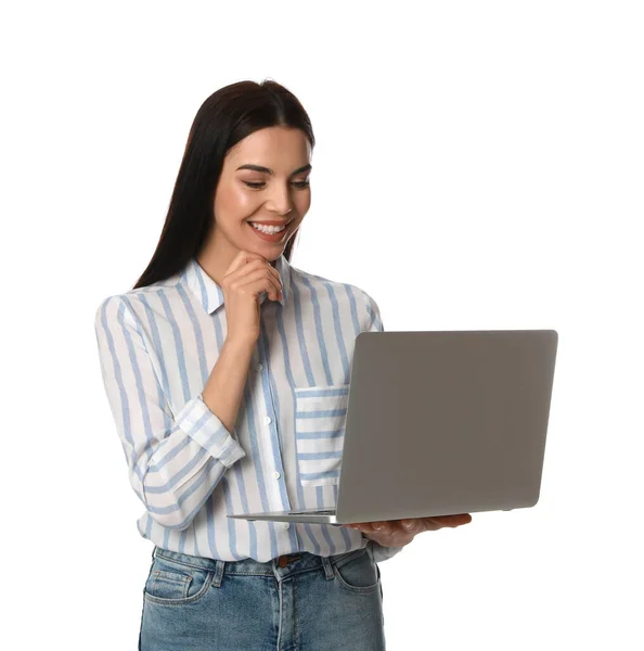 有白色背景的现代笔记本电脑的年轻妇女 — 图库照片