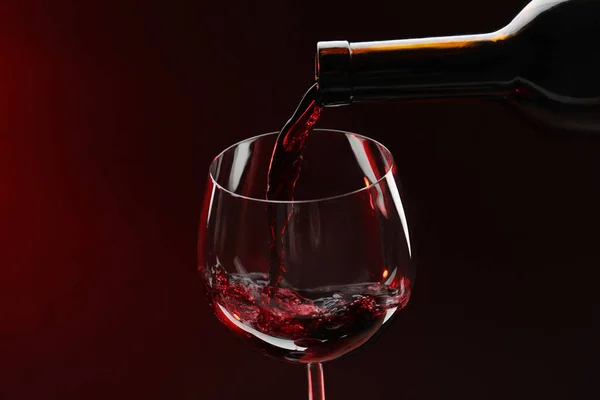 Despejando Vinho Tinto Garrafa Vidro Fundo Escuro Close — Fotografia de Stock