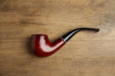 Klasik sigara piposu, ahşap masa, üst manzara.