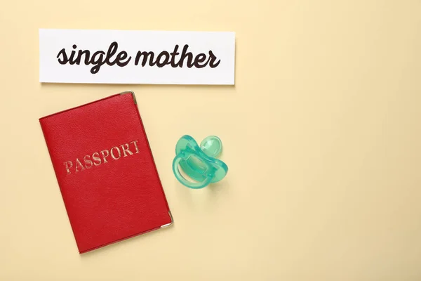 Als Alleinerziehende Mutter Reisepass Schnuller Und Karte Auf Beigem Hintergrund — Stockfoto