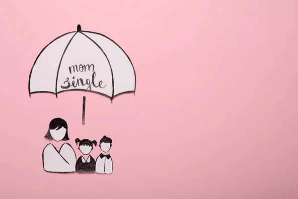 Als Alleinerziehende Mutter Frau Mit Ihren Kindern Unter Regenschirm Aus — Stockfoto