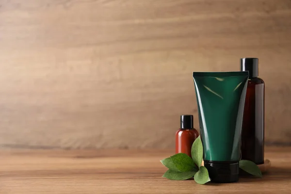 Ansiktskräm Och Andra Mäns Kosmetika Med Gröna Blad Träbord Mockup — Stockfoto