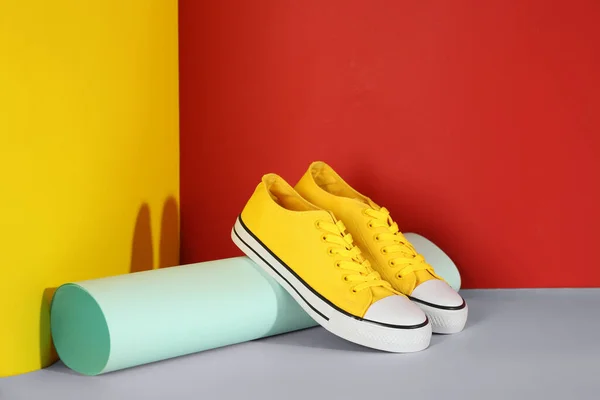 Par Zapatillas Con Estilo Fondo Color — Foto de Stock