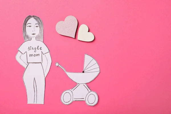 Als Alleinerziehende Mutter Frau Mit Kinderwagen Aus Papier Auf Rosa — Stockfoto