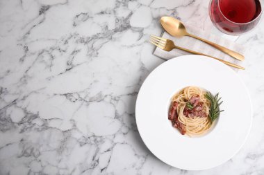 Lezzetli Carbonara makarnası beyaz mermer masada servis ediliyor. Metin için boşluk