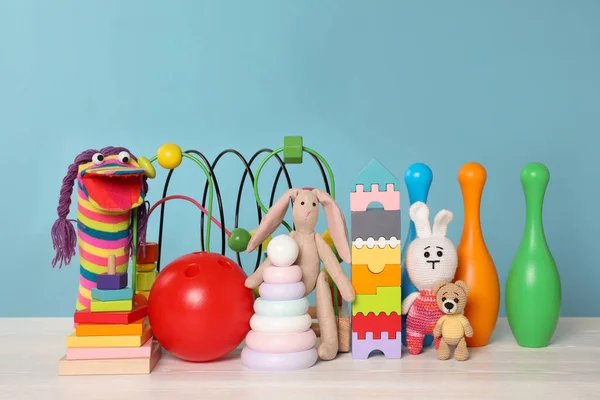 Coleção Brinquedos Diferentes Mesa Madeira Branca — Fotografia de Stock