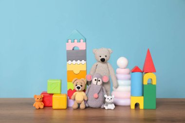 Tahta masadaki farklı oyuncakların koleksiyonu