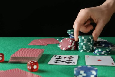 Masada poker oynarken kumarhane fişleri alan adam, yakın plan. Metin için boşluk