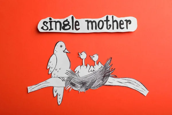 Als Alleinerziehende Mutter Vogel Mit Babys Aus Papier Auf Rotem — Stockfoto
