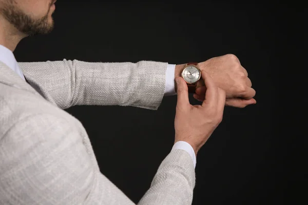 Hombre Negocios Mirando Reloj Pulsera Sobre Fondo Negro Primer Plano —  Fotos de Stock