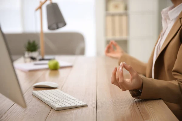 Een Vrouw Die Mediteert Haar Werk Close Ruimte Voor Tekst — Stockfoto