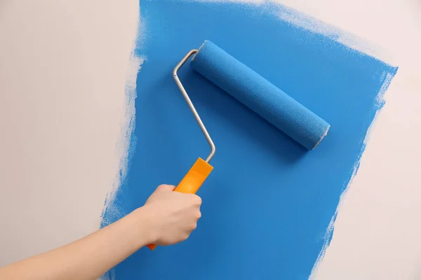 Mujer Pintando Pared Con Rodillo Primer Plano Redecoración — Foto de Stock