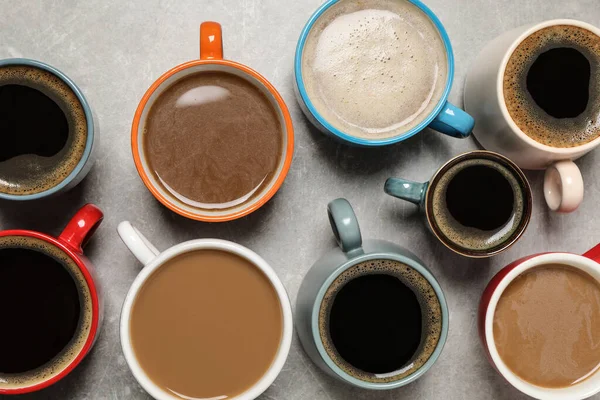 Bekers Van Verse Aromatische Koffie Lichtgrijze Tafel Plat Gelegd — Stockfoto