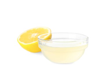 Beyaz arka planda taze sıkılmış limon suyu