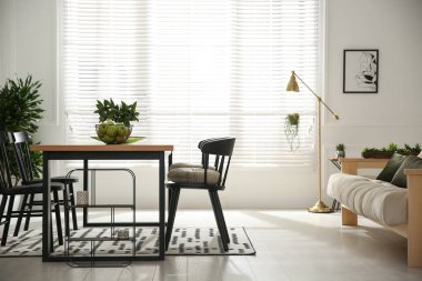 Şık ahşap yemek masası ve odada sandalyeler. İç tasarım