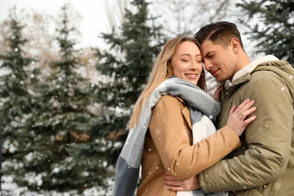 Hermosa Pareja Feliz Aire Libre Día Invierno — Foto de Stock