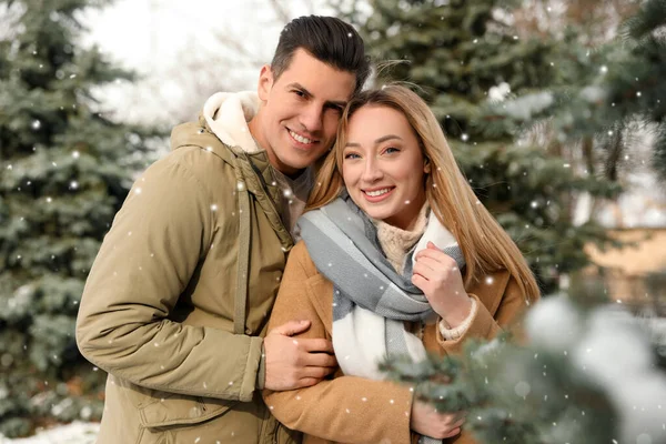 Hermosa Pareja Feliz Aire Libre Día Invierno — Foto de Stock