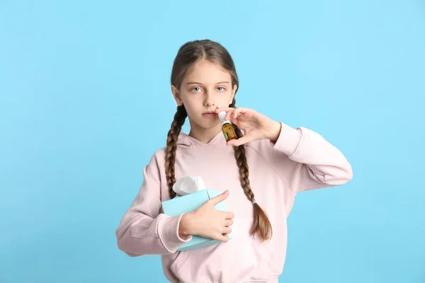 Άρρωστο Κοριτσάκι Χρησιμοποιώντας Ρινικό Σπρέι Ανοιχτό Μπλε Φόντο — Φωτογραφία Αρχείου