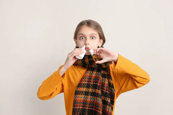 Niña Enferma Usando Aerosoles Nasales Sobre Fondo Beige —  Fotos de Stock