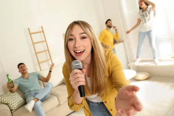 Young Woman Singing Karaoke Friends Home — Stock Photo, Image