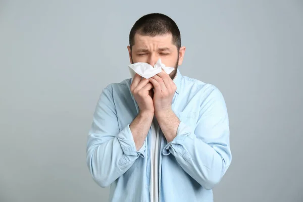 Hombre Con Tejido Que Sufre Secreción Nasal Sobre Fondo Gris — Foto de Stock