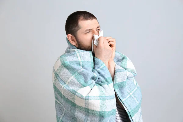 Hombre Con Cuadros Que Sufren Secreción Nasal Sobre Fondo Gris —  Fotos de Stock